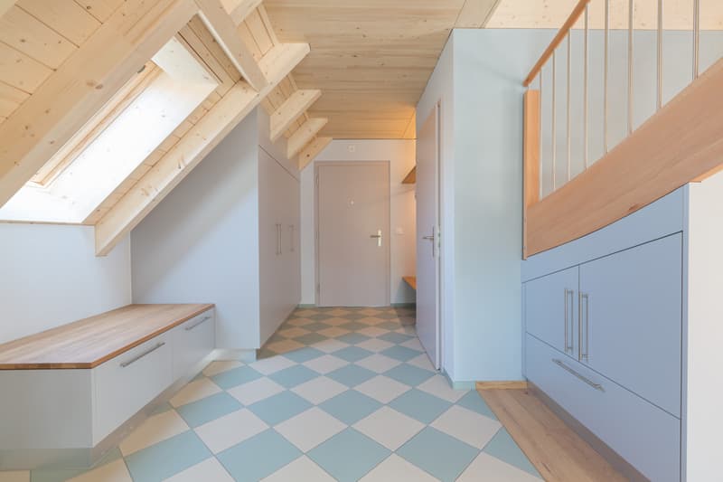 Appartement mansardé moderne et lumineux avec balcon dans un emplacement central à (1)