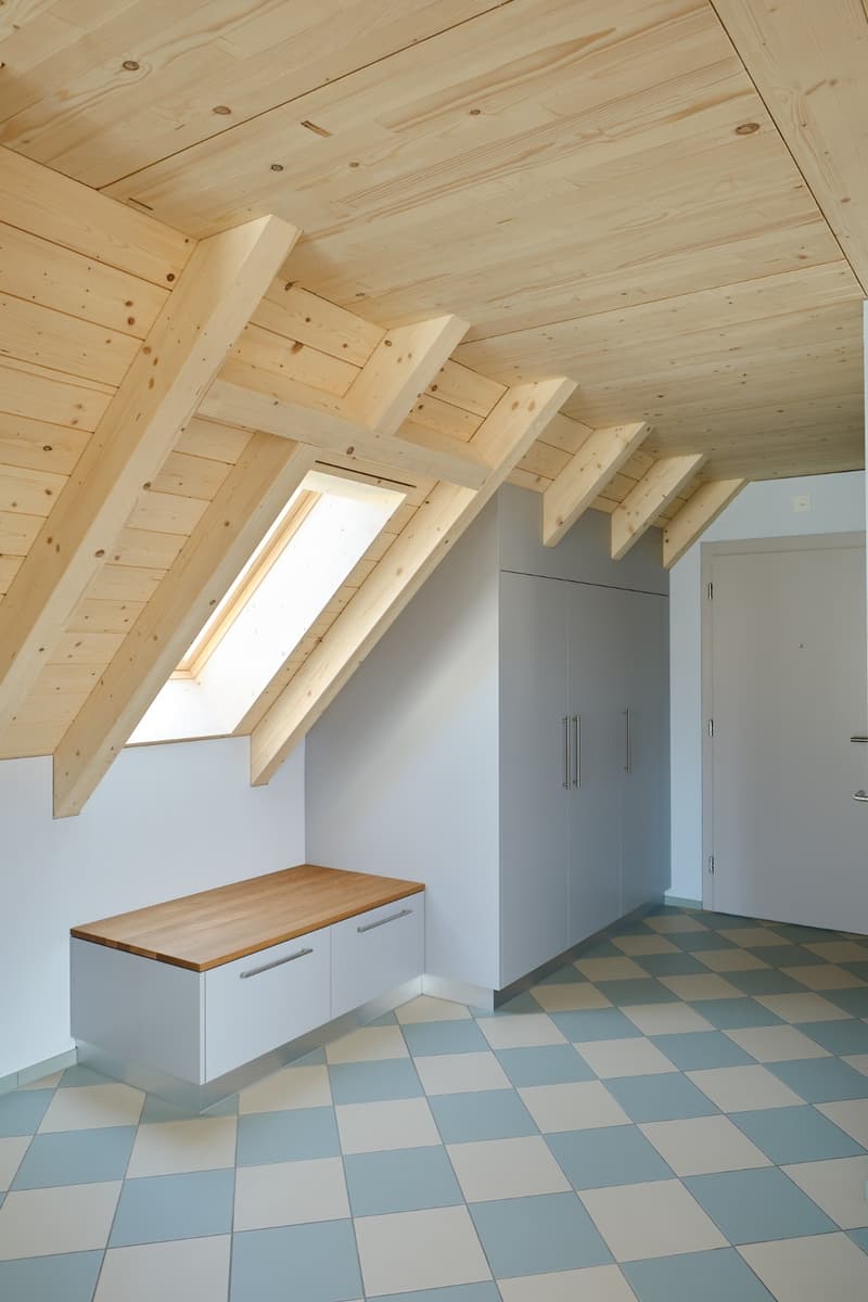 Appartement mansardé moderne et lumineux avec balcon dans un emplacement central à (12)