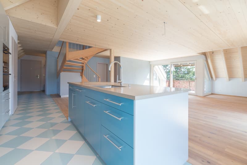 Appartement mansardé moderne et lumineux avec balcon dans un emplacement central à (4)