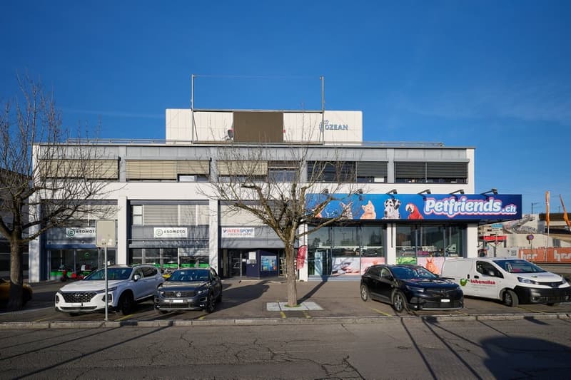 Sales area in prime traffic location (1)