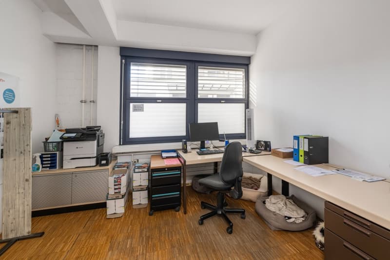 Sales area in prime traffic location (5)