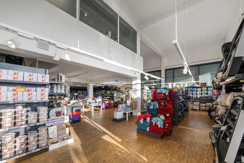 Sales area in prime traffic location (2)