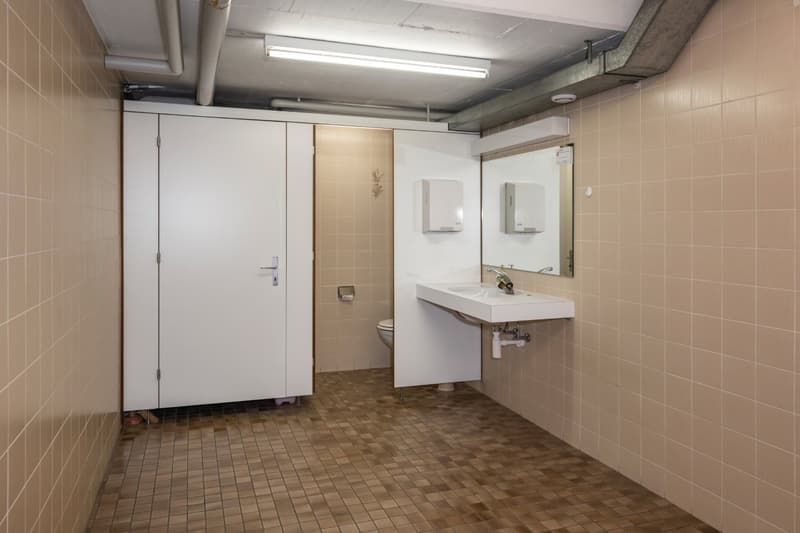 Sales area in prime traffic location (6)