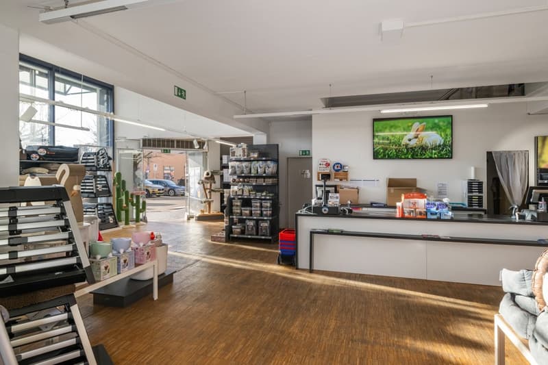 Sales area in prime traffic location (3)