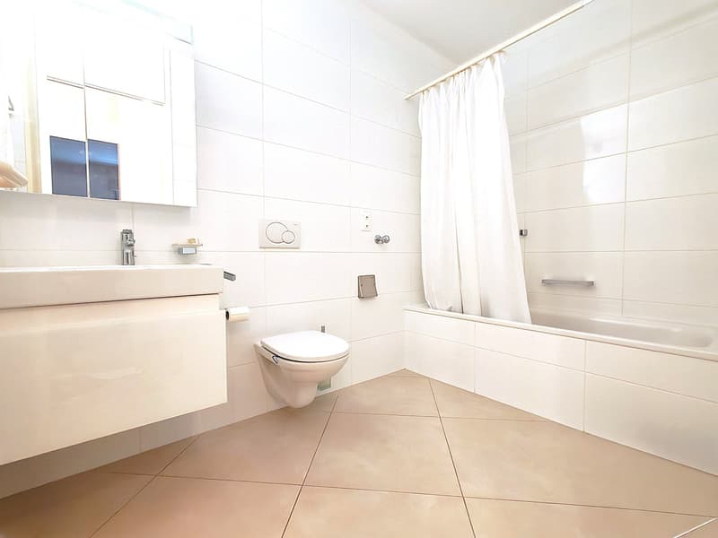 Bad mit Wanne und Anschlüssen für Waschmaschine/Trockner