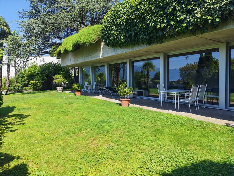 Liegewiese zum Indoorpool
