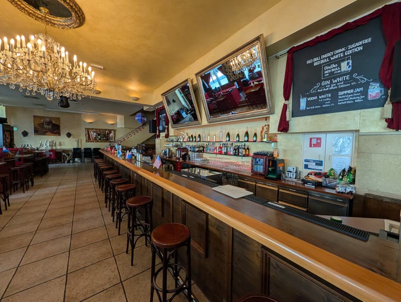 01_Hauptraum_Bar_1