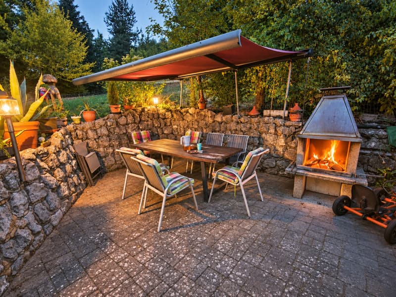 Gemütliche Patio-Oase im Abendlicht