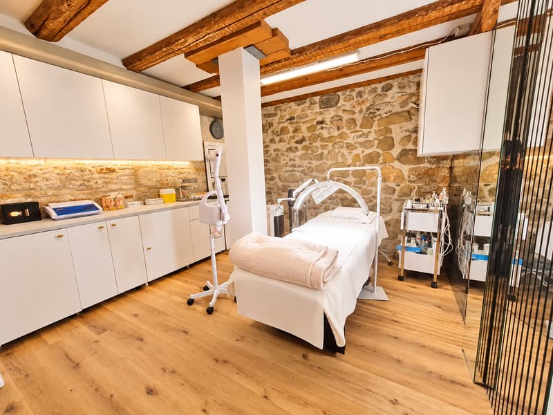 Warmer moderner Behandlungsraum im Spa-Stil