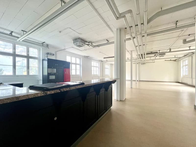 2.5-Zimmer-Loft mit 180 m² und offener Küche in Oberdorf mieten (2)