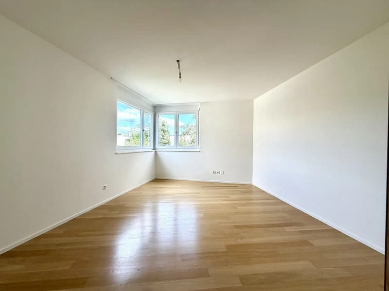 Renovierte 4.5-Zimmer-Wohnung mit Balkon und Lift in Laufen (2)
