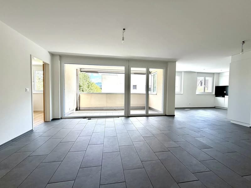 Renovierte 4.5-Zimmer-Wohnung mit Balkon und Lift in Laufen (5)