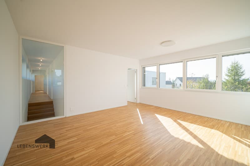 Grosszügiges Masterbedroom mit Weitblick, viel Tageslicht und direktem Zugang zum privaten Bad, Ruhezone mit Stil