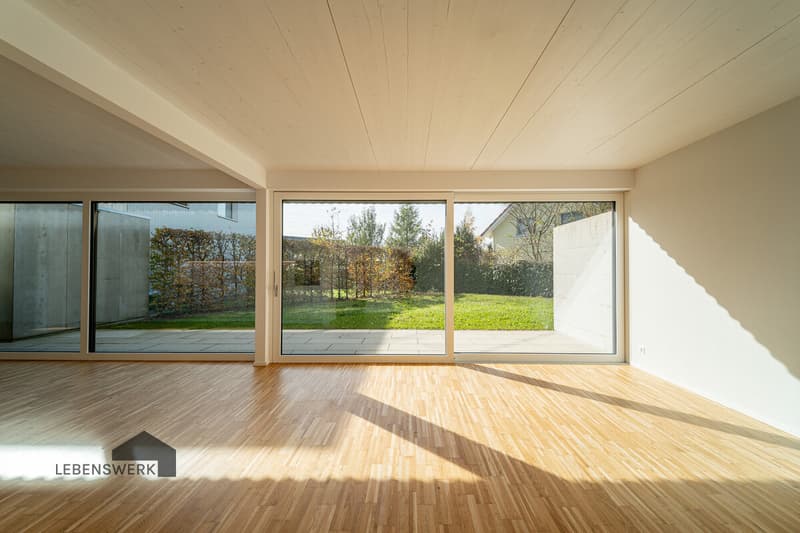 Grosszügige Fensterfront mit Blick ins Grüne. Natürliches Licht und Privatsphäre im Einklang