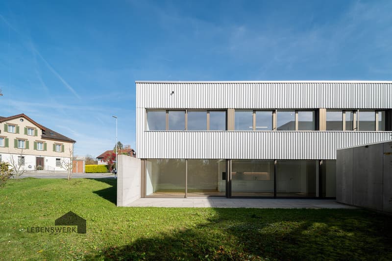 Geradlinige Architektur mit Charakter. Modernes Wohnen in ländlicher Umgebung mit Garten