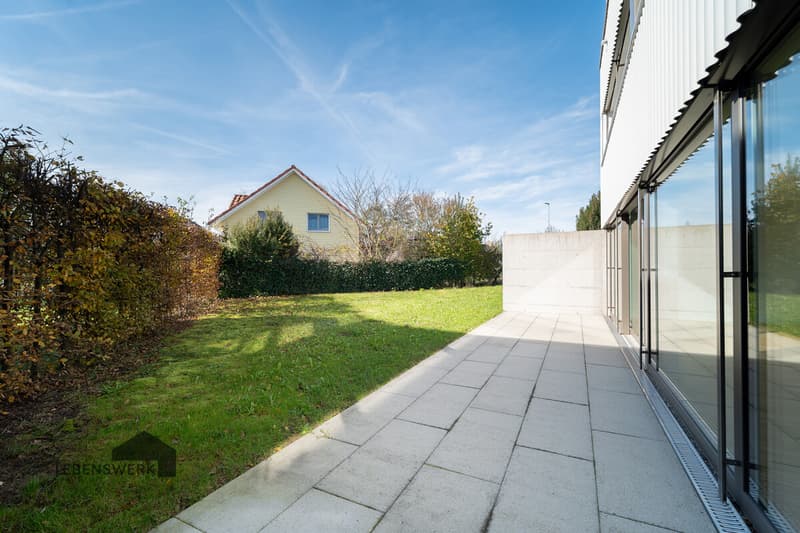 Privater Garten mit sonniger Terrasse für entspannte Stunden im Grünen und geselliges Beisammensein unter freiem Himmel