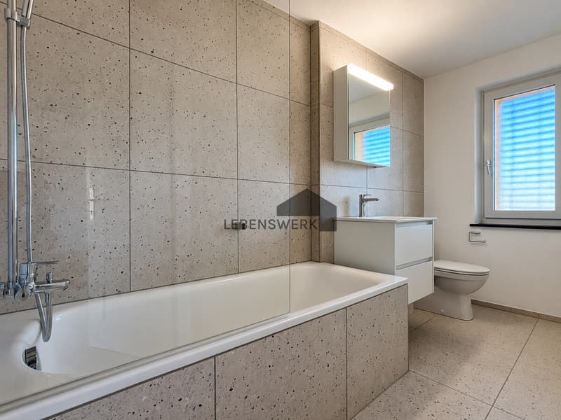Tageslichtbad mit Duschbadewanne