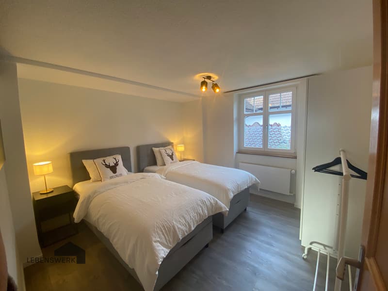 Schlafzimmer mit Kleiderschrank und Kleidergaderobe