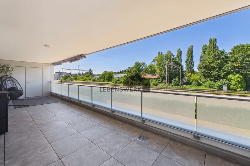 Gedeckter Balkon mit viel Platz und Balkonschrank