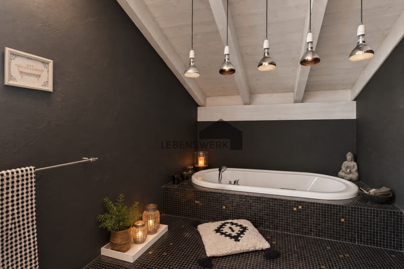 Entspannung pur die Whirlpool-Badewanne schafft eine private Wellnessoase mit besonderem Spa-Ambiente.