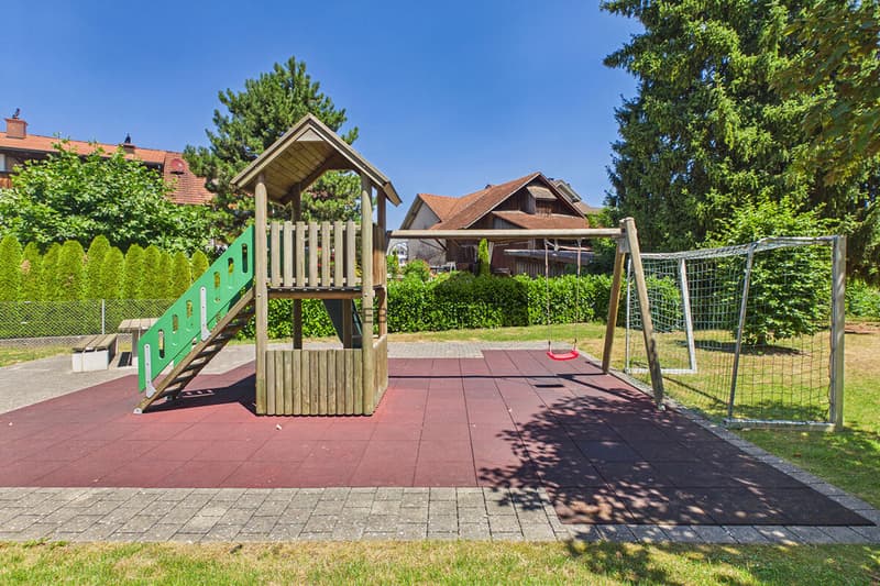 Spielplatz direkt in der Überbauung. Ideal für Familien