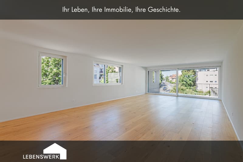 Grosszügiger Wohn- und Essbereich mit viel Tageslicht offen gestaltet und mit direktem Zugang zum Balkon.