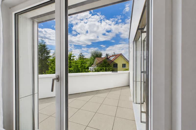 Geniessen Sie die Sonnenstunden auf dem Balkon.
