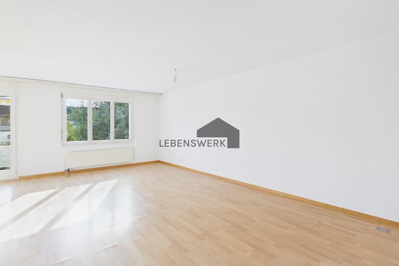 Der helle Wohn- und Essbereich mit direktem Balkonzugang bietet viel Platz für Ihre persönlichen Einrichtungsideen.