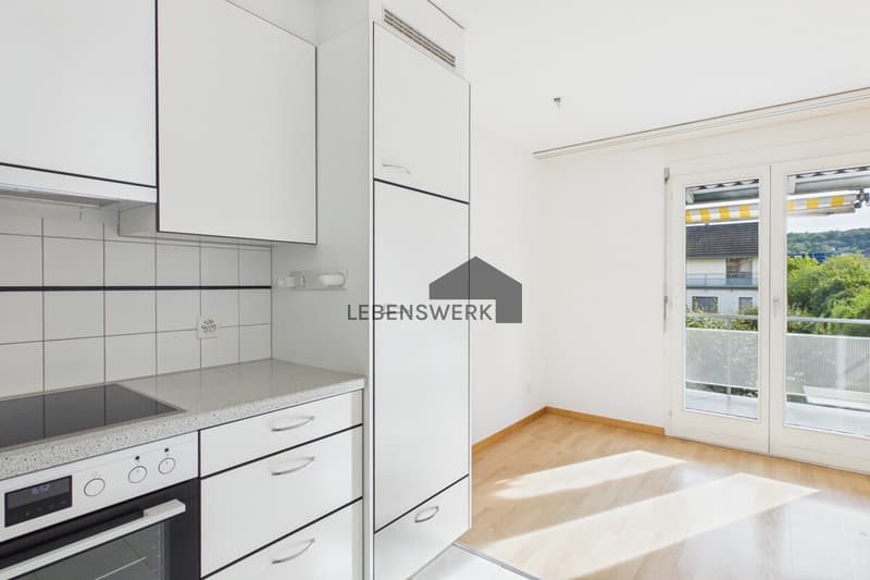 Die helle Küche verbindet Kochen und Wohnen auf angenehme Weise.