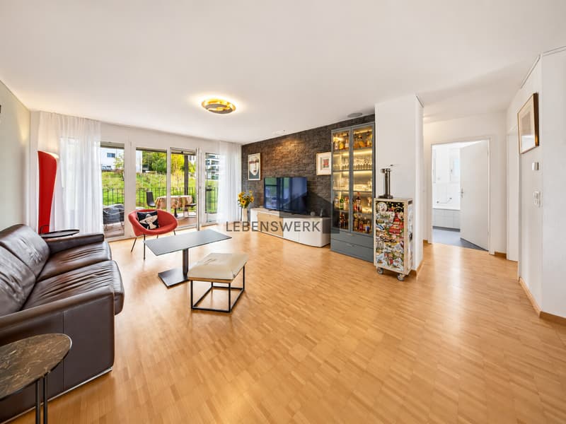 Helles modernes Wohnzimmer mit Balkon