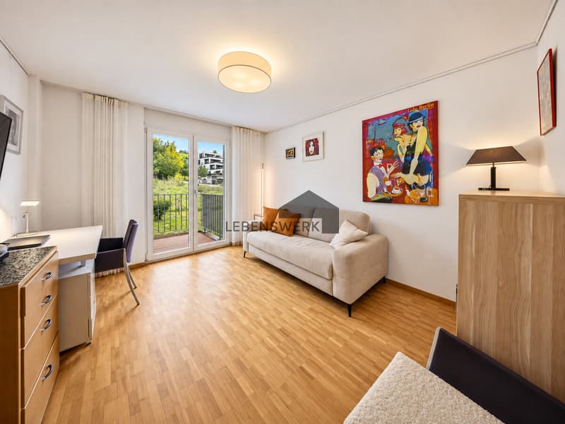 Helles Wohnzimmer mit Balkonblick