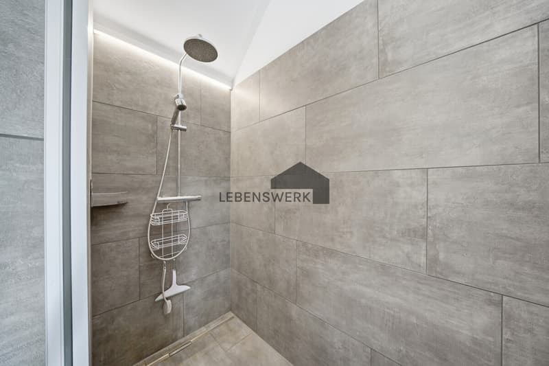 Grosszügige Dusche mit Regenbrause im Masterbad.