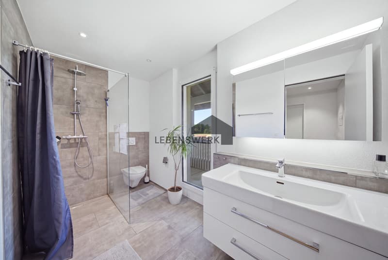 Modernes Duschbad mit direktem Zugang zum Balkon.