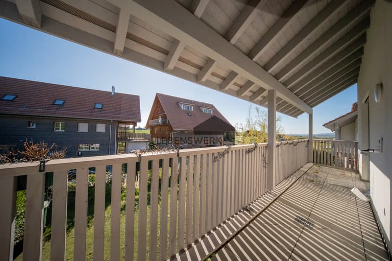 Gedeckter Balkon für entspannte Stunden im Freien.