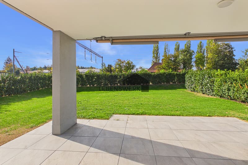Gedeckte Terrasse mit Blick in den Garten