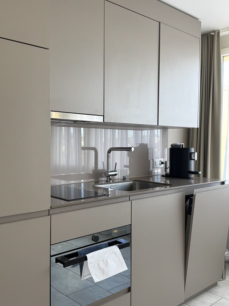 Sky Suite Glattbrugg mit Balkon, Aufenthalt 60 bis 89 Nächte (3)