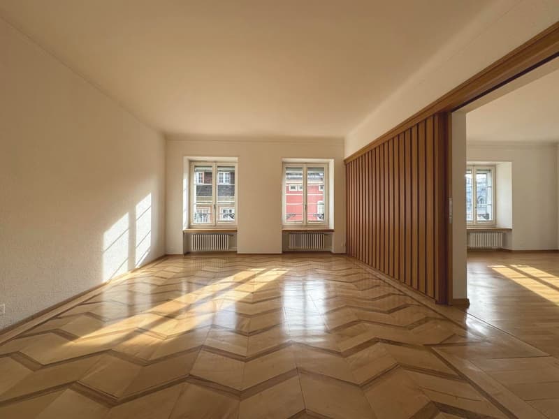 large room, wooden floor, wooden wall, large windows