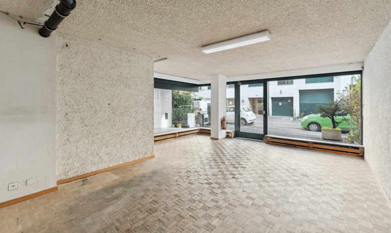 empty room, parquet floor, large windows, double doors, view of a street