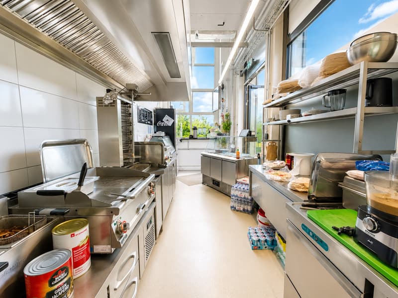 Successful take-away in prime location of Horgen – with large lake terrace & enormous potential (3)