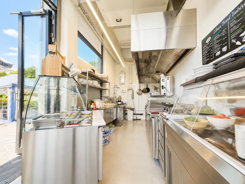 Successful take-away in prime location of Horgen – with large lake terrace & enormous potential (2)