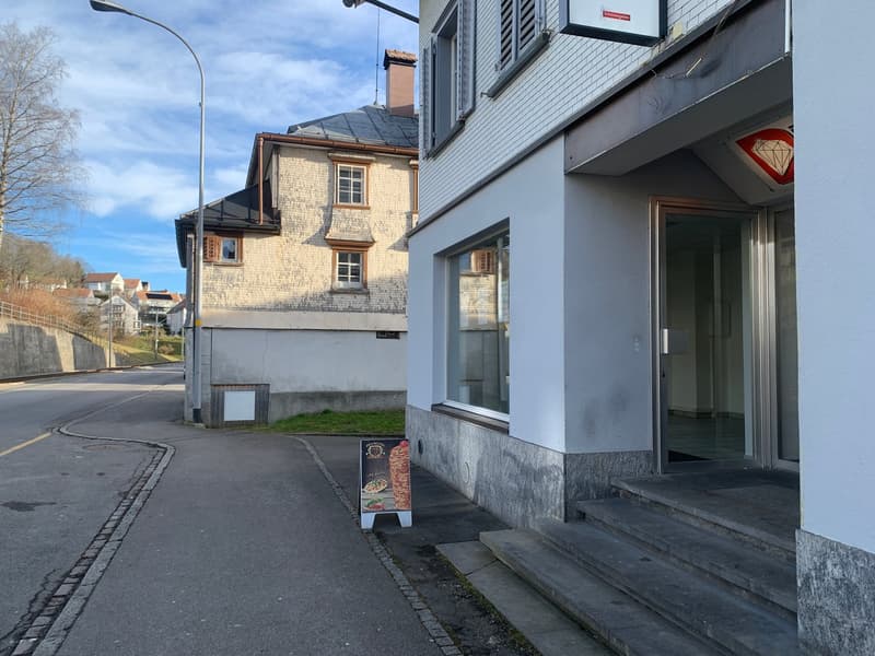 Local commercial dans un emplacement très fréquenté (6)