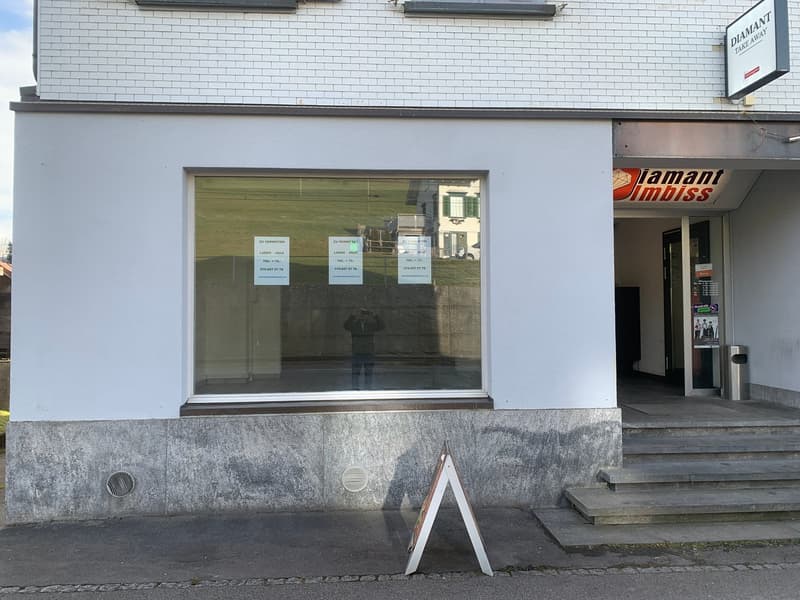 Local commercial dans un emplacement très fréquenté (5)