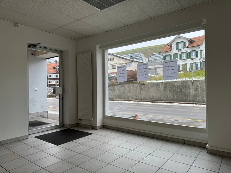 Local commercial dans un emplacement très fréquenté (2)