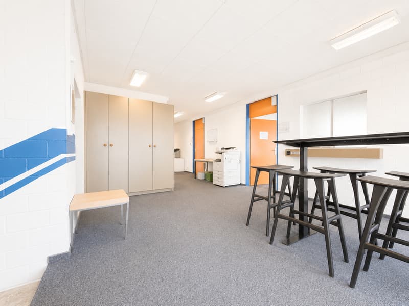 Modern industrial hall with office space and 20 parking spaces in Kleindöttingen (11)