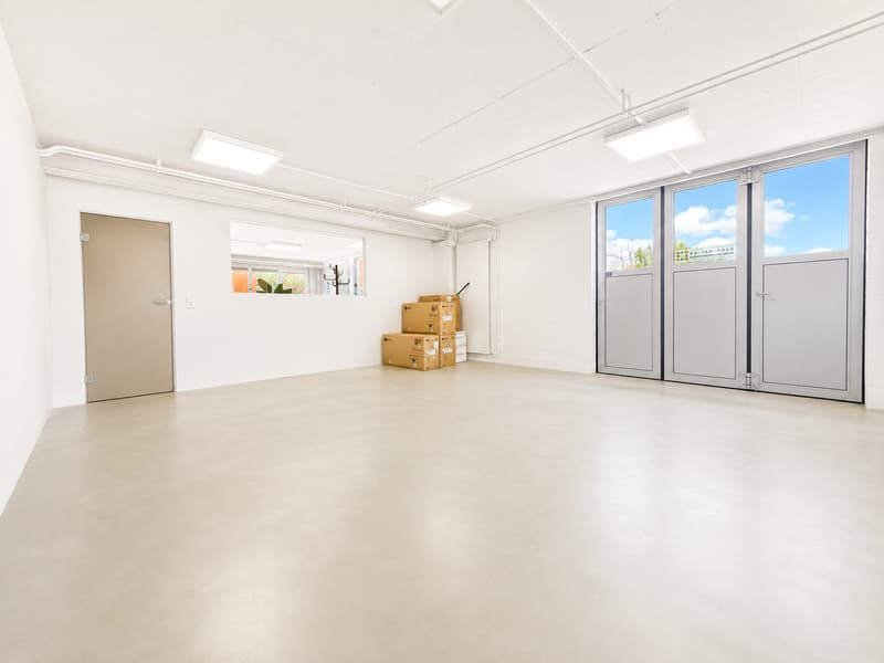 Modern industrial hall with office space and 20 parking spaces in Kleindöttingen (2)