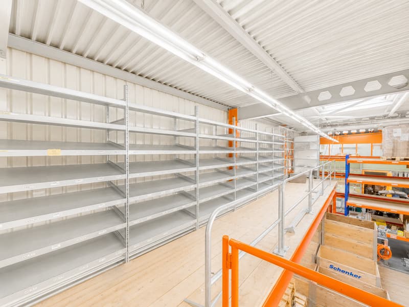 Modern industrial hall with office space and 20 parking spaces in Kleindöttingen (6)