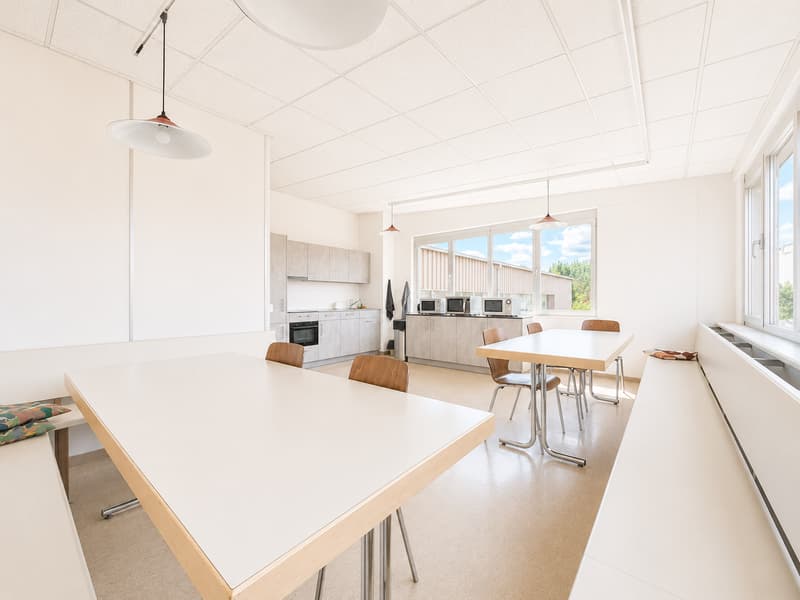 Modern industrial hall with office space and 20 parking spaces in Kleindöttingen (9)