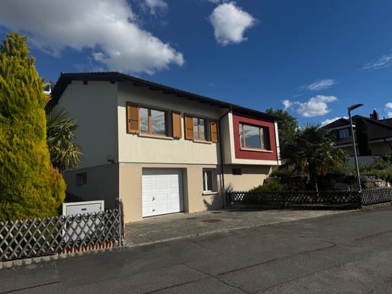 Incantevole casa unifamiliare 5-6 locali con vista lago e giardino a Mörigen (1)