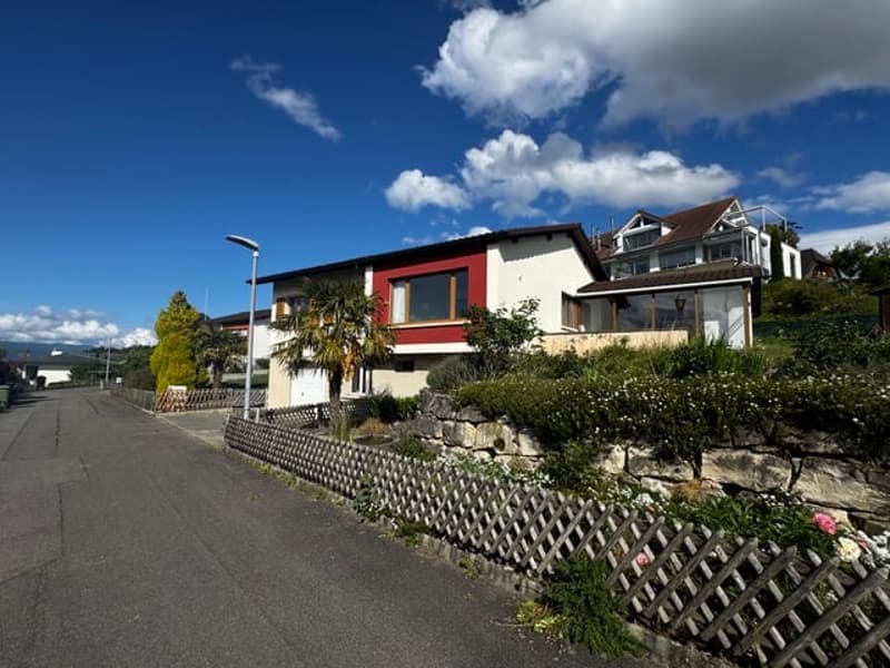 Incantevole casa unifamiliare 5-6 locali con vista lago e giardino a Mörigen (9)