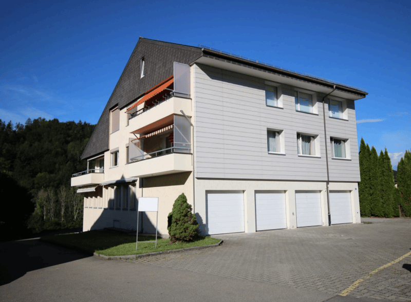 Charmant appartement 2.5 pièces avec balcon et belle vue à Stallikon (1)